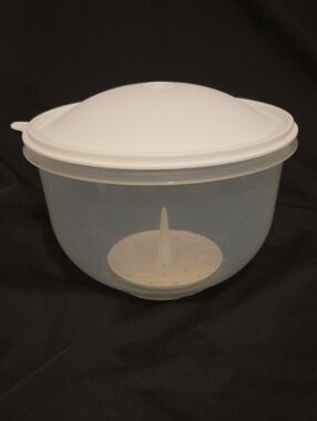 Tupperware White Lid Clear Base Lettuce Keeper